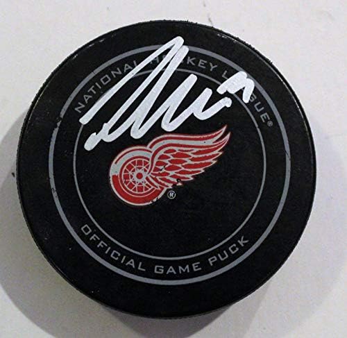 Filip Zadina Aláírt Detroit Red Wings Hivatalos Játék Korong w/TÁRSASÁGGAL COA 2019 - Dedikált NHL Korong