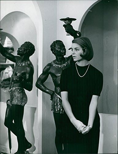Vintage fotó Sylvia Casablancas a mellette álló szobor.